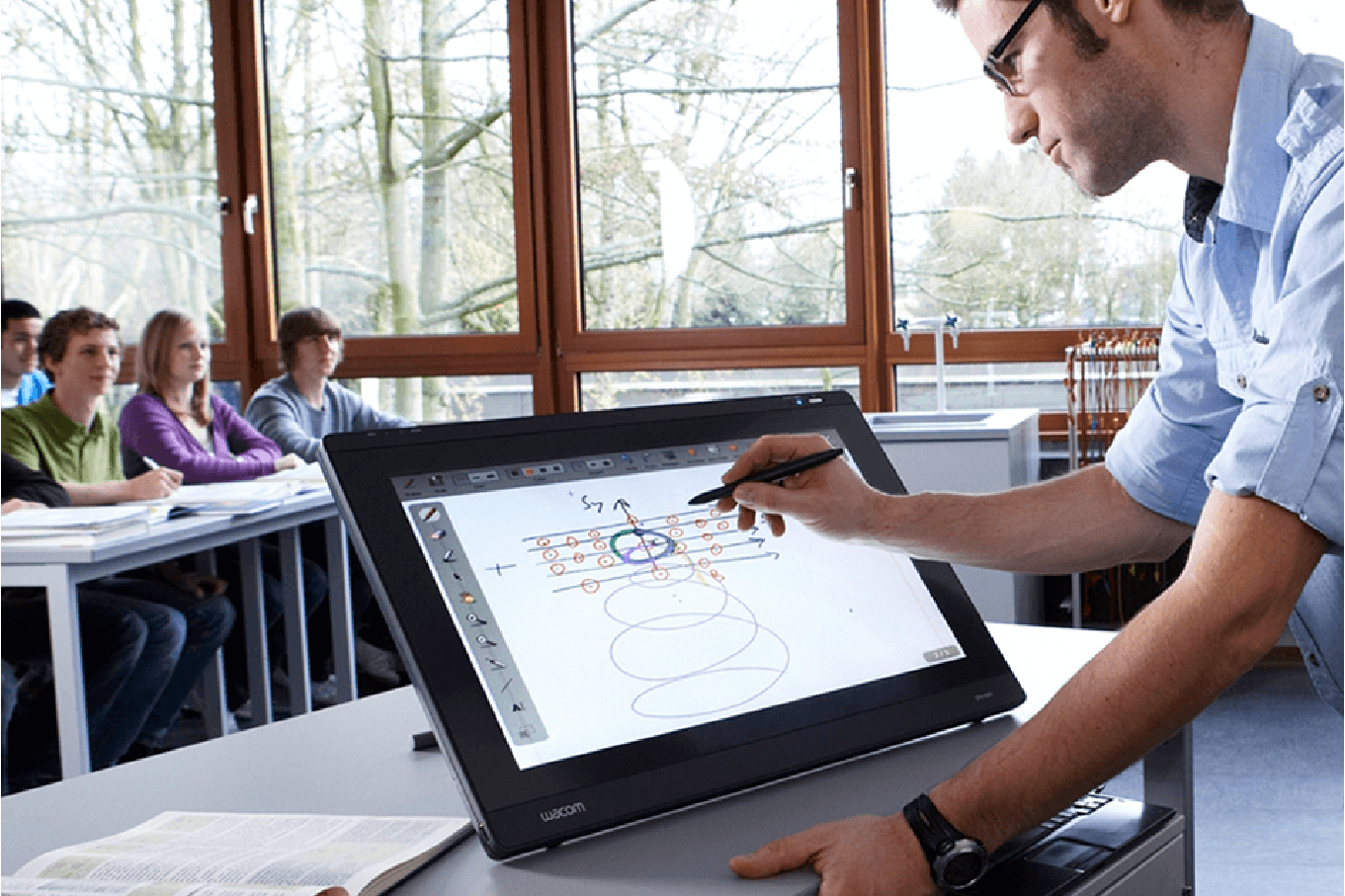 WacomOne_Matthias_pen-on-screen-6 (1) (1) Imagen Wacom One en el sector educativo