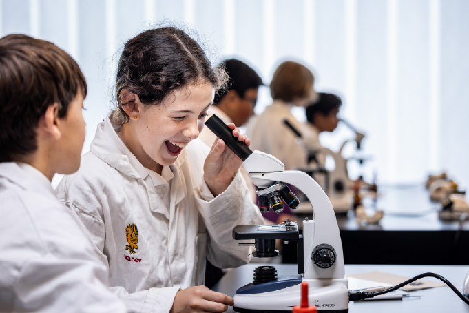 imagen-tamaño-base_imagen_brighton_telescopio_2 Imagen clase ciencia Brighton, telescopio