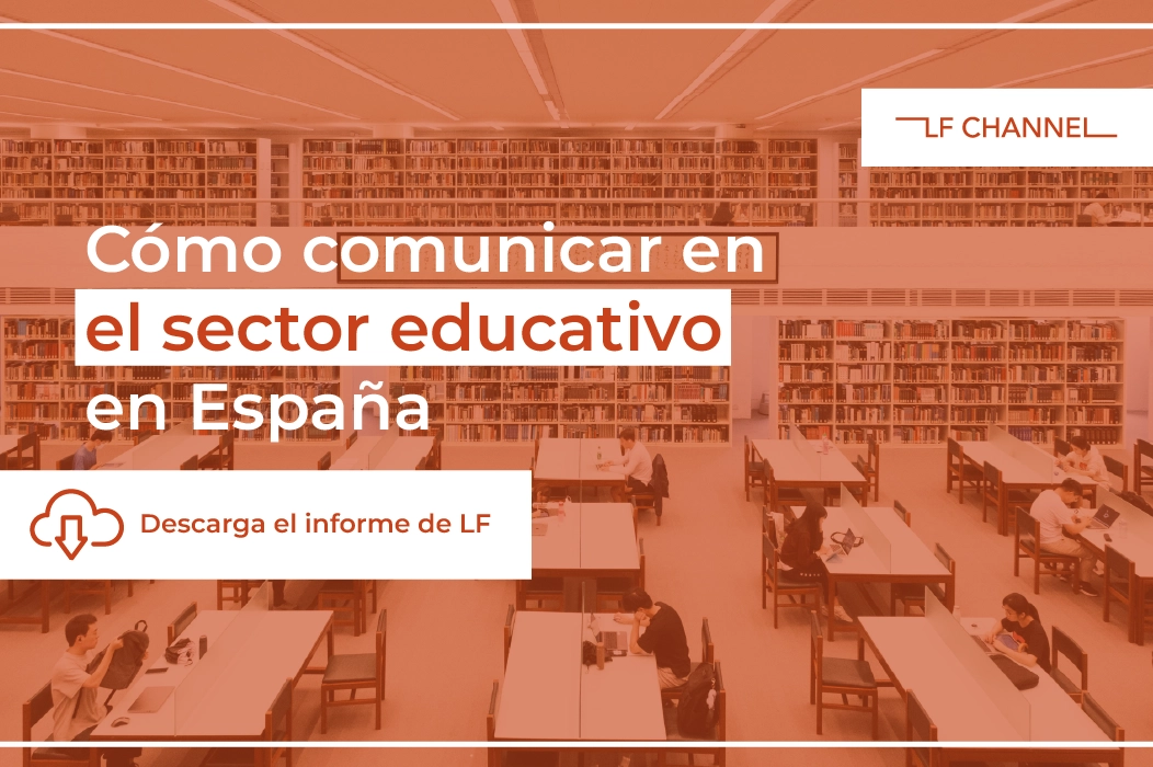 Banner promocional naranja sobre una biblioteca, con el título: "Cómo comunicar en el sector educativo en España" y llamando a descargar el informe de LF Channel.